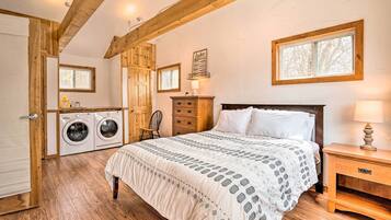 4 chambres, bureau, fer et planche à repasser, lit de bébé portatif