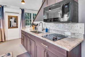 Kühlschrank, Mikrowelle, Herdplatte, Wasserkocher mit Kaffee-/Teezubehör