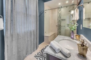 Dusche, Haartrockner, Handtücher, Seife