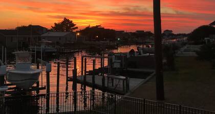 Water-front home w boat lift! Short walk to the beach!