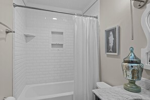 Tina, secadora de cabello, toallas, papel de baño 
