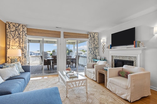 Water-front home w boat lift! Short walk to the beach!