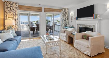 Water-front home w boat lift! Short walk to the beach!