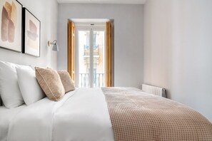3 bedrooms, iron/ironing board, WiFi, bed sheets - Luxurious 3BR in Palacio, in the heart of Madrid, by Blueground (Madrid)