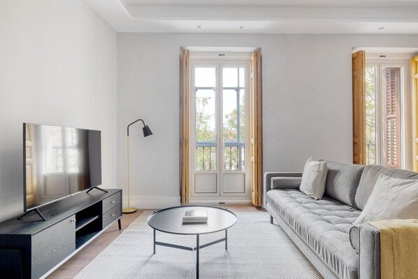 TV, stereo - Luxurious 3BR in Palacio, in the heart of Madrid, by Blueground (Madrid)