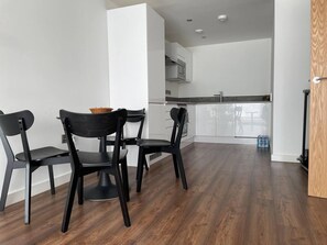 Apartment | Private kitchen | Fridge, microwave, oven, stovetop - Luxury 2-bed Apartment in Manchester With Parking (Salford)