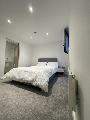 Apartment | 2 bedrooms, iron/ironing board, free WiFi, bed sheets - Luxury 2-bed Apartment in Manchester With Parking (Salford)
