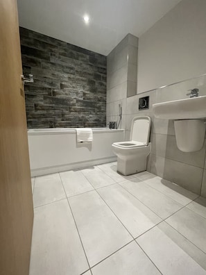 Apartment | Bathroom | Shower, hair dryer, towels - Luxury 2-bed Apartment in Manchester With Parking (Salford)