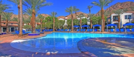 Een buitenzwembad, een verwarmd zwembad