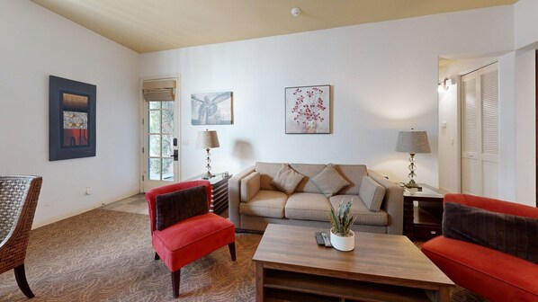 电视、壁炉、办公室