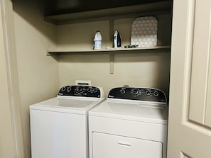 Interior - 2 BD/2.5 BA TOWNHOME🏠/ KING BD /GARAGE NEAR CITYCENTRE🛍 (Houston)