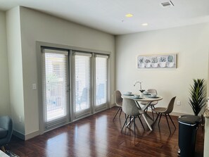 Dining - 2 BD/2.5 BA TOWNHOME🏠/ KING BD /GARAGE NEAR CITYCENTRE🛍 (Houston)