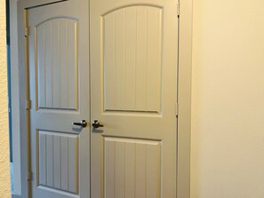 Interior - 2 BD/2.5 BA TOWNHOME🏠/ KING BD /GARAGE NEAR CITYCENTRE🛍 (Houston)