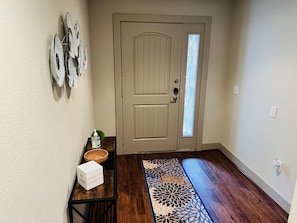 Interior - 2 BD/2.5 BA TOWNHOME🏠/ KING BD /GARAGE NEAR CITYCENTRE🛍 (Houston)