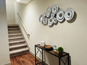 Interior - 2 BD/2.5 BA TOWNHOME🏠/ KING BD /GARAGE NEAR CITYCENTRE🛍 (Houston)
