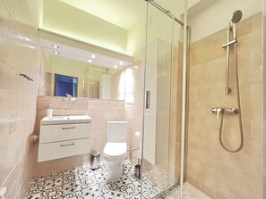 Een douche, een haardroger, handdoeken, zeep