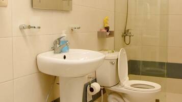 Een badkamer met een wastafel, toilet en douche.