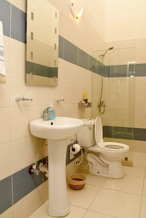 Ein Badezimmer mit Waschbecken, Toilette und Dusche.