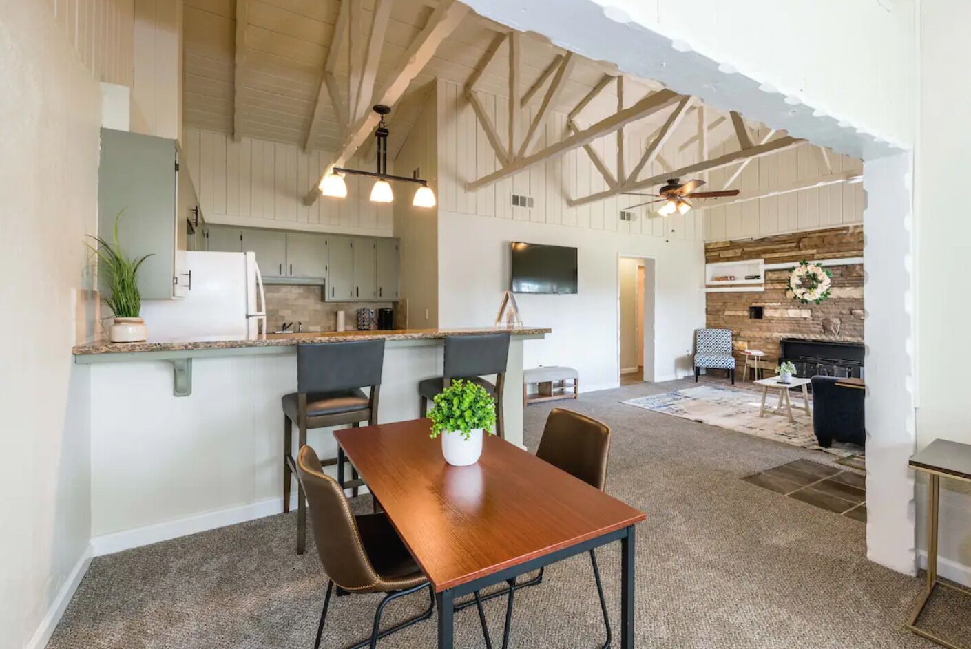 Central Fresno | Cozy 2BR/1 | Full Kitchen|Parking