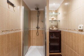 Shower, hair dryer, towels - CASA MARINA - Beautiful apartment with community pool and close to the sea. Free WiFi. (Torre del Mar)