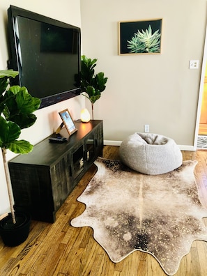Relax in this stylish living room with a flat-screen TV, console table, and comfortable seating area.