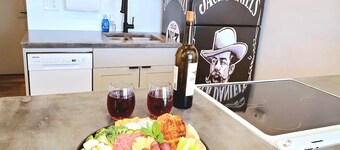 Comfortable, Laid-back Cottage. Private Yard. Near Zion. 2 Bedroom, Full Kitchen