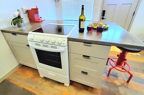 Een koelkast, een microgolfoven, een oven, een kookplaat