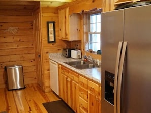 Wasserkocher mit Kaffee-/Teezubehör, Kühlschrank, Mikrowelle, Ofen