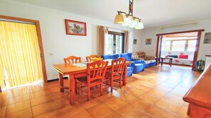 Dining - VACAY L’Escala Villa Emily Terrace Riells Beach (l'Escala)