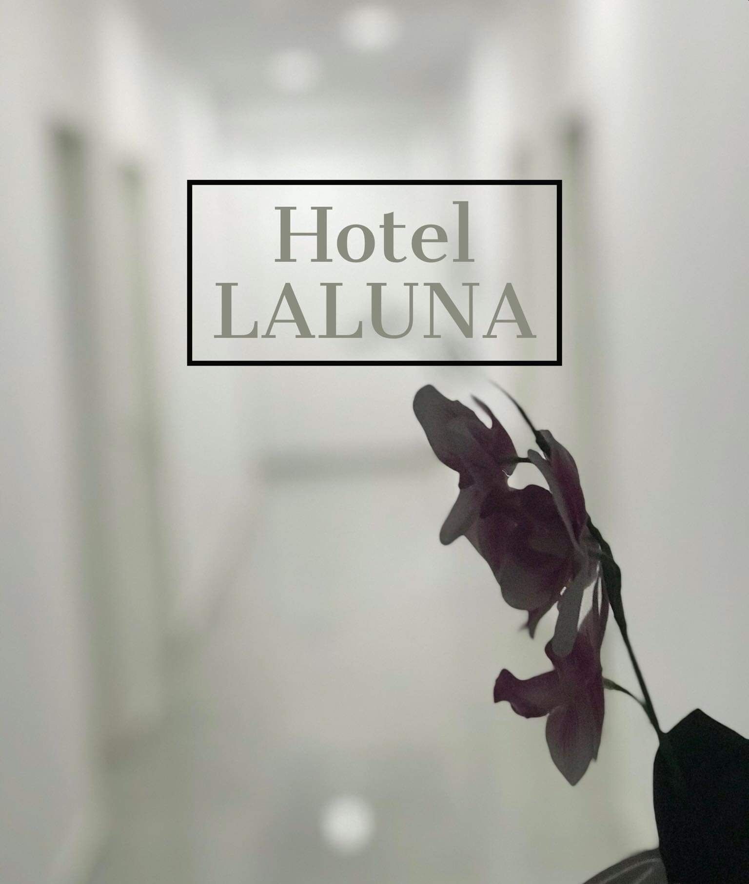 A hallway with a sign that reads "Hotel LALUNA".