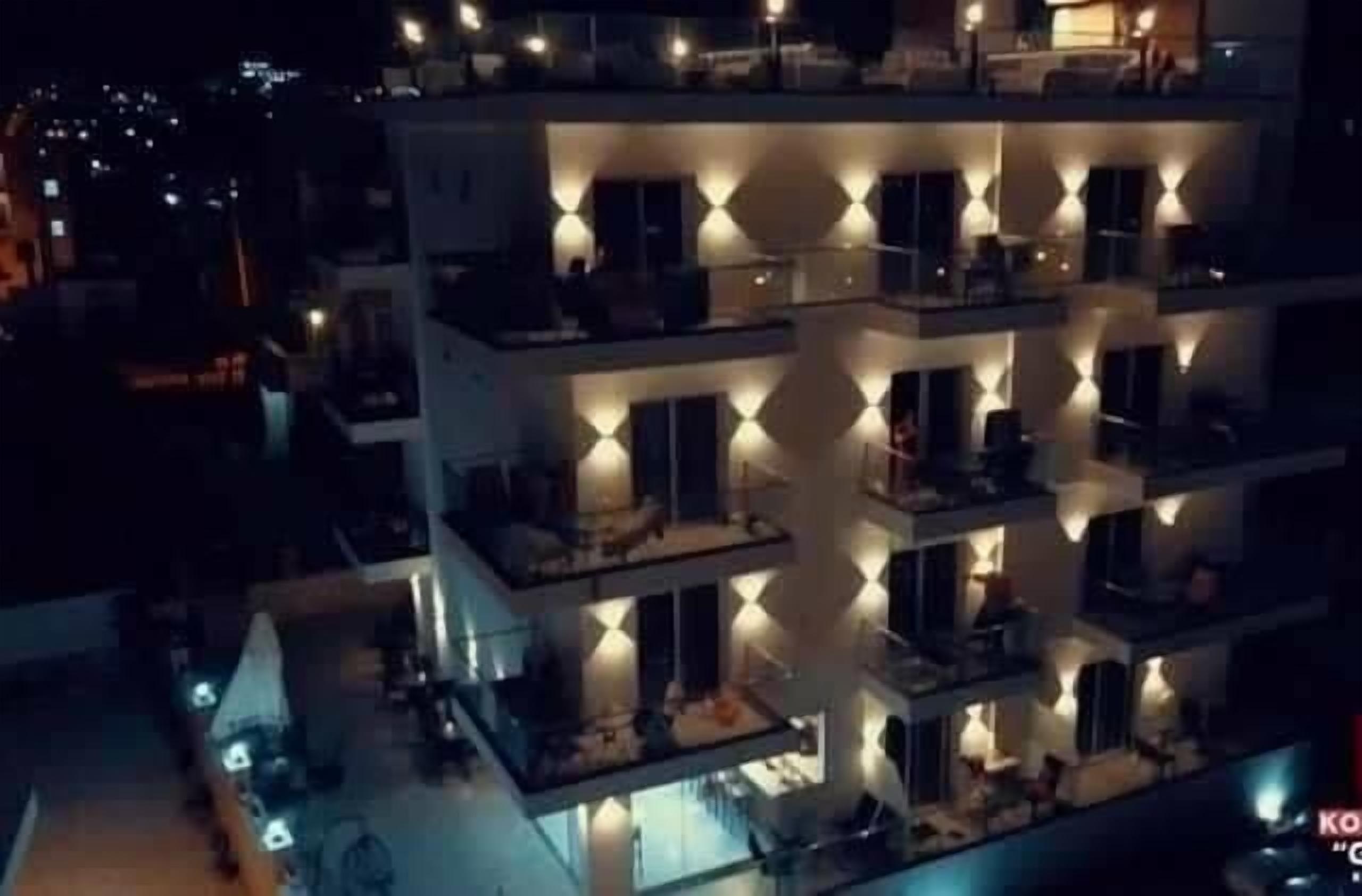 Ein mehrgeschossiges Gebäude mit Balkonen und Außenbereichen, vermutlich ein Hotel oder Wohnkomplex.