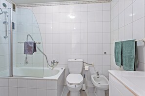 Combined shower/bathtub, hair dryer, towels