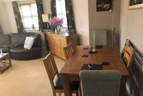 Dining - 1 Bedroom Apartment Sleeps 2 - Pets Welcome - Tv (Copthorne)