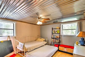 4 habitaciones, escritorio y tabla de planchar con plancha 