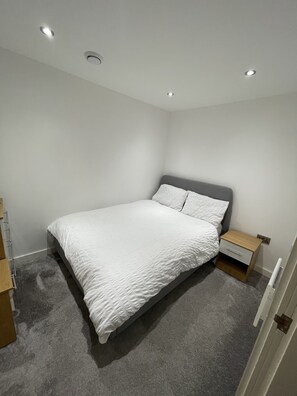 2 quartos, ferros/tábuas de passar roupa, Wi-Fi, roupa de cama