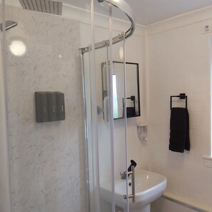 Shower, hair dryer, towels, soap - House next to big shopping centre spacious (Edinburgh)