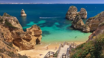 Una spiaggia nelle vicinanze