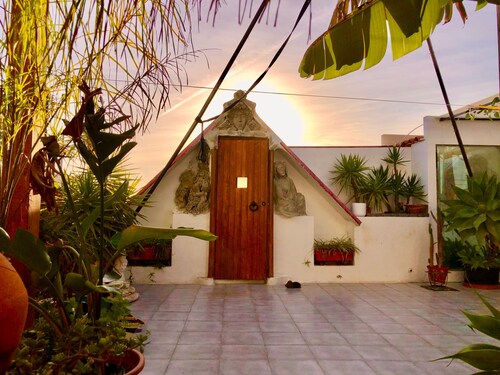 Studio Sleeps 2 with Free Parking