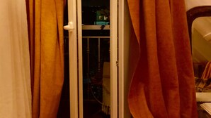 Interior - Studio Sleeps 2 with Free Parking (Mexilhoeira Grande)