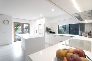 Apartamento superluxo | Cozinha privada | Geladeira, fogão, cooktop, lava-louças