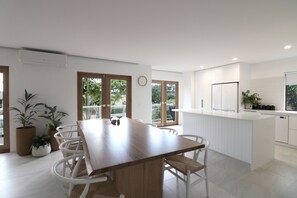 Refrigerador, horno, placa de cocina, lavavajillas