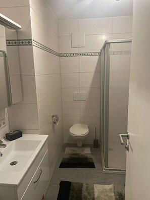 Dusche, Haartrockner, Handtücher