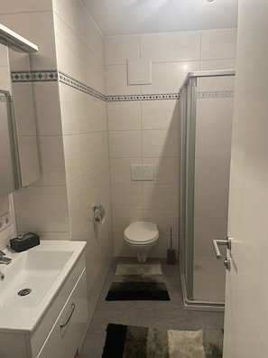 Dusche, Haartrockner, Handtücher