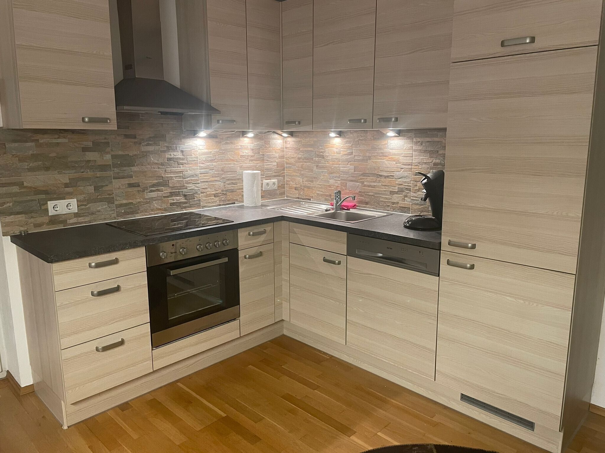 Frigorifero, forno, piano cottura, lavastoviglie