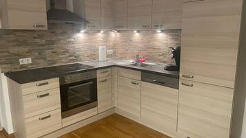 Frigorifero, forno, piano cottura, lavastoviglie