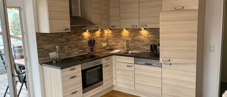 Fridge, oven, stovetop, dishwasher