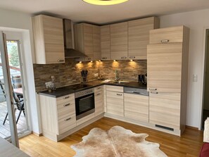 Kjøleskap, ovn, kokeplater og oppvaskmaskin