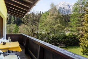 Outdoor dining - Apartment W7 Haus Ganghofer with Mountain View, Balcony & Wi-Fi (Leutasch)