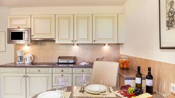 KĂŒhlschrank, Mikrowelle, Herdplatte, GeschirrspĂŒler