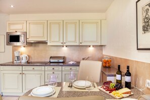 Fridge, microwave, stovetop, dishwasher - Apartment W7 Haus Ganghofer with Mountain View, Balcony & Wi-Fi (Leutasch)